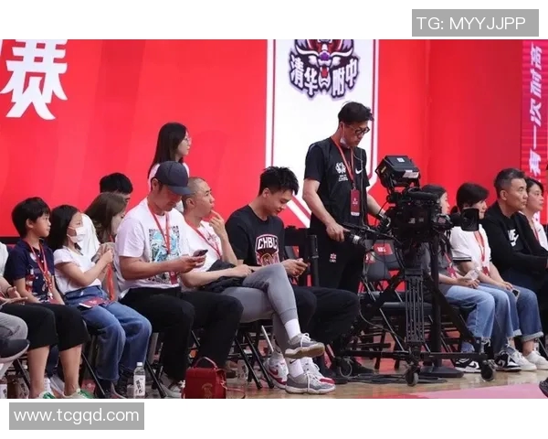 易建联与家人共同观看CBA比赛，展现家庭温馨时光